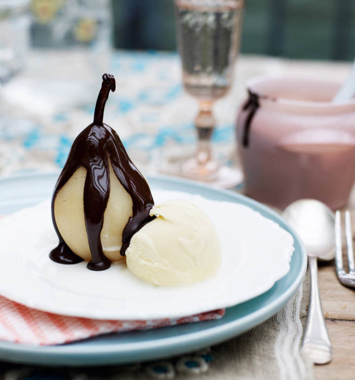 Poires belle Hélène (Poached pears with rich chocolate sauce